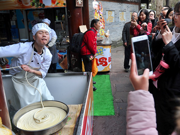 視頻制作讓拉面館爆紅20天，游客“五碗不過崗”